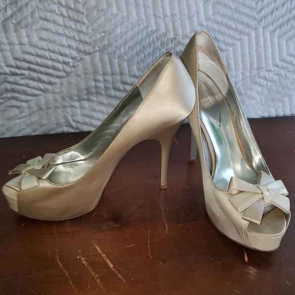 Guess Shoes - Guess Satin Bow Tie Platform Pumps 8.5